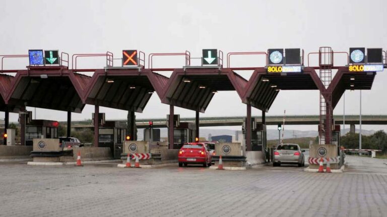 El Gobierno de Sánchez propone un pago "simbólico" en las autovías gratuitas para reducir el peaje de las privadas