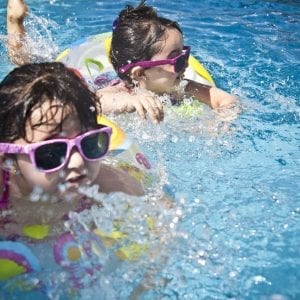 La piscina en el jardín permite refrescarse en cualquier horario durante el verano
