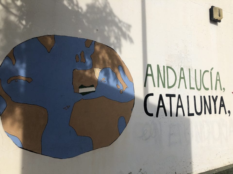 Dibujo en apoyo a la independencia de Andalucía y Cataluña en las calles de Marinaleda - Foto: Elias Villadiego