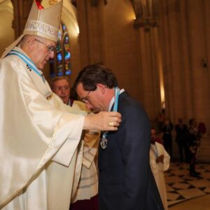 Mofas y críticas a Almeida al ser condecorado como Esclavo de Honor por la Iglesia