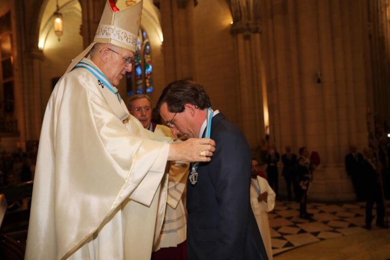 Mofas y críticas a Almeida al ser condecorado como Esclavo de Honor por la Iglesia