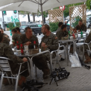 Militares de la legión armados hasta los dientes se toman unas cervezas en un bar de Cataluña