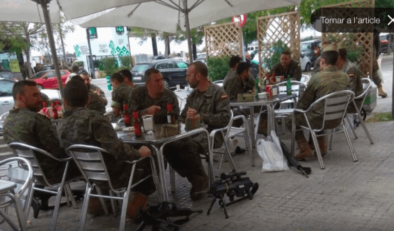 Militares de la legión armados hasta los dientes se toman unas cervezas en un bar de Cataluña