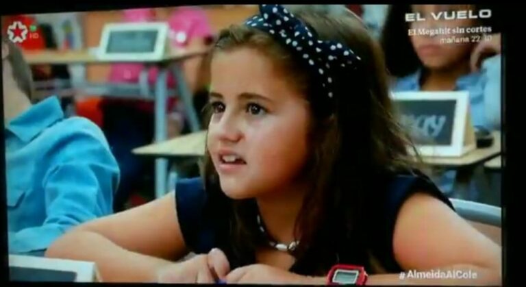 Niños reaccionan así a las palabras de Almeida, de visita en un colegio