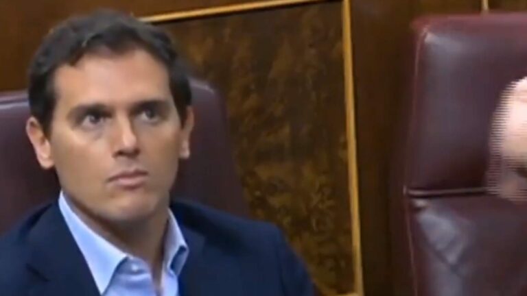 Albert Rivera acusa a Pedro Sánchez de "jugar con los huesos" del dictador y "dividirnos en rojos y azules"