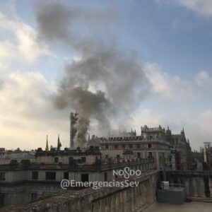 Un incendio en el centro de Sevilla provoca importantes desvíos de tráfico