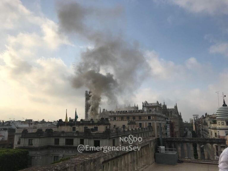 Un incendio en el centro de Sevilla provoca importantes desvíos de tráfico