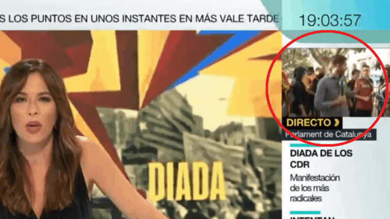 José Yélamo, el reportero pillado "calentando" a independentistas, dice que su gesto se ha "malinterpretado"