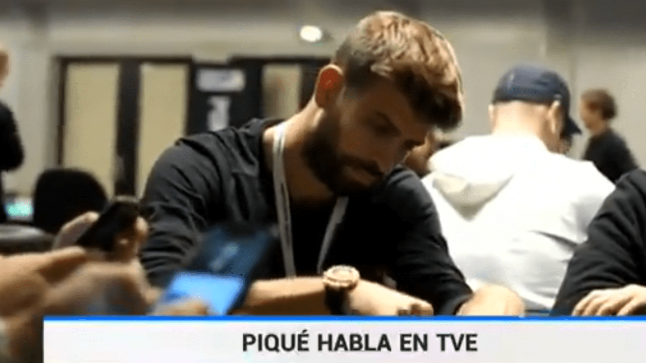 Imagen de TVE de Piqué jugando al póker. 
