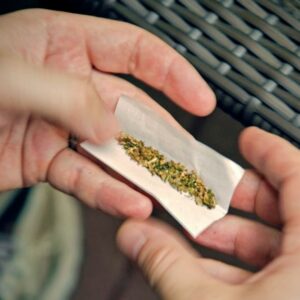 Le multan con 10.401 euros por llevar un porro de marihuana en el bolsillo