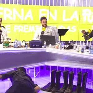 Un borracho interrumpe "La Vida Moderna" para comerse el suelo del estudio de la SER