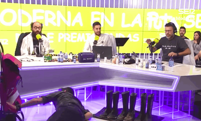 Un borracho interrumpe "La Vida Moderna" para comerse el suelo del estudio de la SER