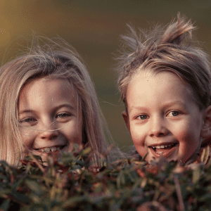 ¿Cómo garantizar la felicidad y el bienestar de nuestros hijos durante su infancia?