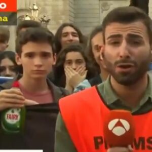 Un joven catalán 'trolea' a Antena 3 Noticias con una botella de Fairy