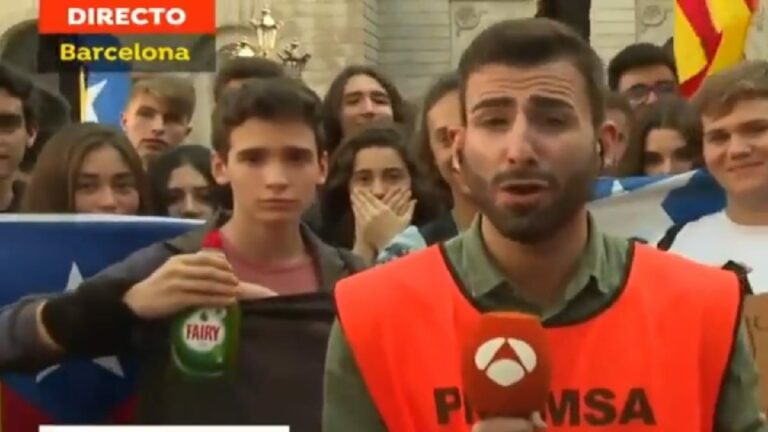 Un joven catalán 'trolea' a Antena 3 Noticias con una botella de Fairy