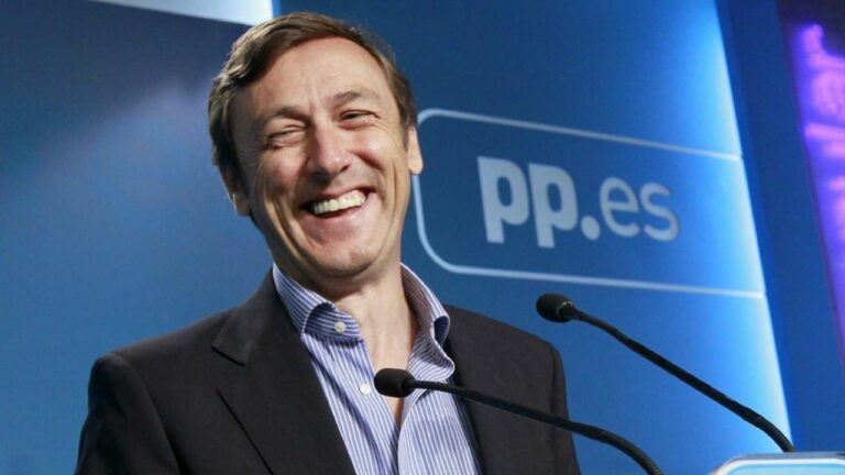 Rafael Hernando echa la culpa del accidente del paracaidista a Pedro Sánchez y las redes le responden