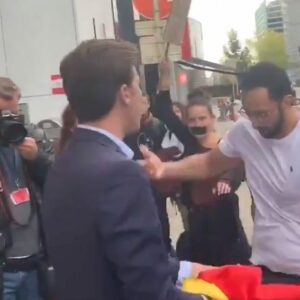 El rapero Valtonyc y un dirigente de VOX forcejean en Bruselas tras la sentencia del 'procés'