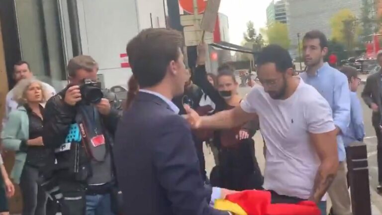 El rapero Valtonyc y un dirigente de VOX forcejean en Bruselas tras la sentencia del 'procés'