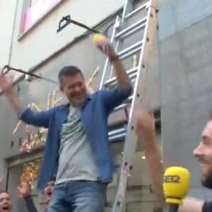Vídeo: La Vida Moderna "asalta" la sede de UPyD al grito de "¡Con Rivera no!"