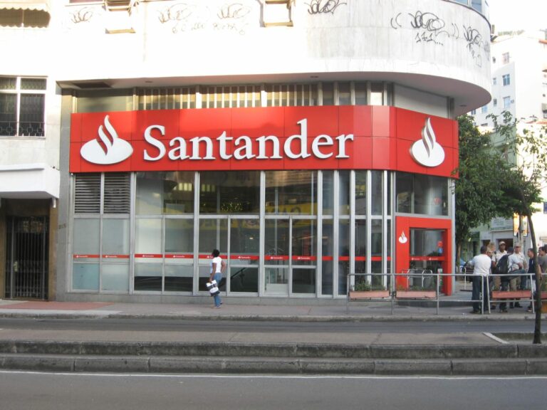 La Justicia alemana investiga al Santander por "el robo del siglo" y los medios españoles callan