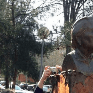 Un desalmado derriba una estatua de La Pasionaria en el 30 aniversario de su fallecimiento