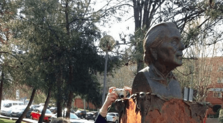 Un desalmado derriba una estatua de La Pasionaria en el 30 aniversario de su fallecimiento
