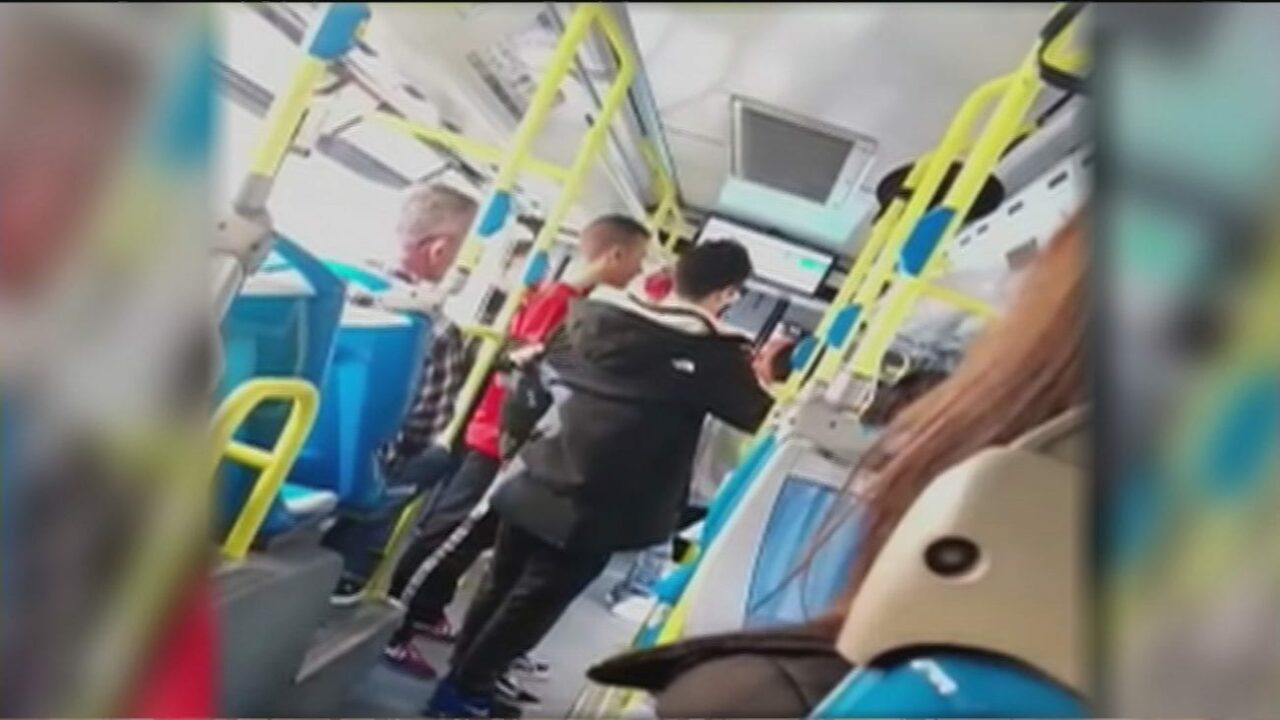VÍDEO: Ataque racista a una mujer hispanoamericana en un autobús de Madrid: "Vete a tu puto país"