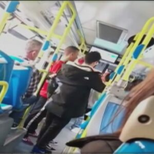VÍDEO: Ataque racista a una mujer hispanoamericana en un autobús de Madrid: "Vete a tu puto país"
