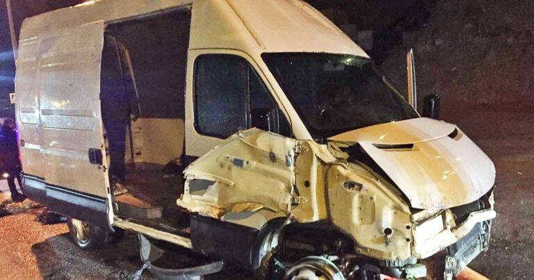 Una furgoneta 'kamikaze' con 52 migrantes dentro rompe el paso fronterizo en Ceuta