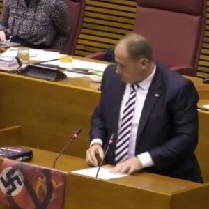 VÍDEO: VOX cuelga en las Cortes Valencianas una bandera nazi y otra comunista, ambas tachadas