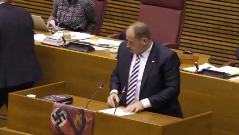 VÍDEO: VOX cuelga en las Cortes Valencianas una bandera nazi y otra comunista, ambas tachadas