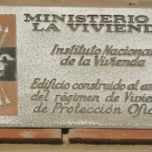 Miles de placas fascistas siguen en edificios públicos y privados de España