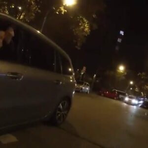Excusa viral de un conductor al invadir un carril bici: "Estoy desorientado ¡Me han dado por culo!"