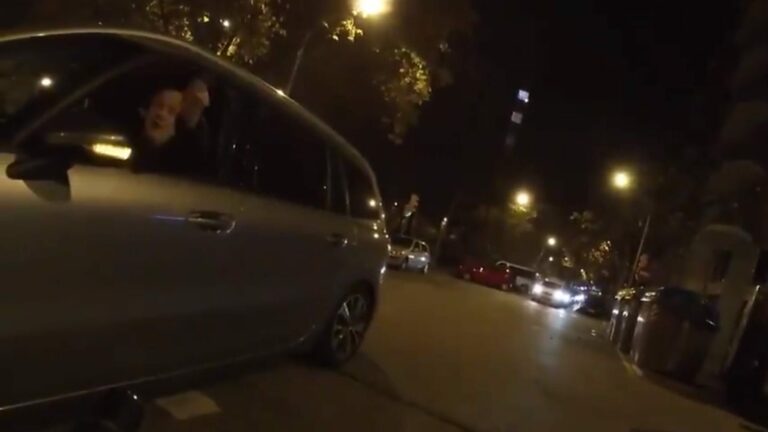 Excusa viral de un conductor al invadir un carril bici: "Estoy desorientado ¡Me han dado por culo!"