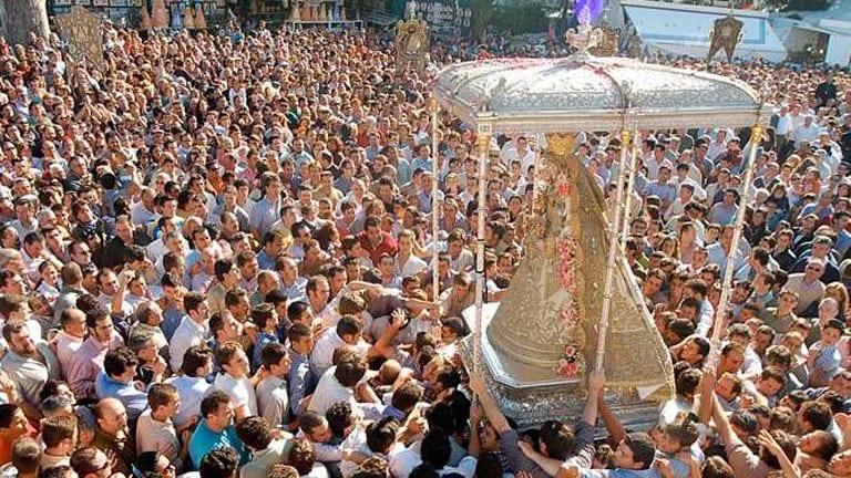 Miles de personas contemplan la procesión de la Virgen del Rocío
