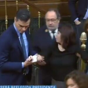 Adriana Lastra se cae en el Congreso y abandona el Hemiciclo en silla de ruedas