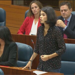 Isa Serra pregunta sobre el derecho de los "padres terraplanistas" a educar a sus hijos según sus creencias