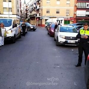 Un conductor de VTC atropella a dos personas en Triana