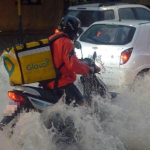 Glovo incentivó a sus repartidores en Barcelona con dos euros más por pedido durante la tormenta 'Gloria'