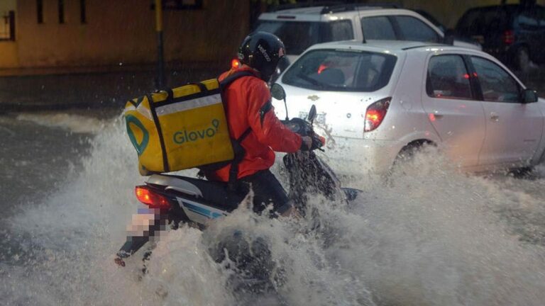 Glovo incentivó a sus repartidores en Barcelona con dos euros más por pedido durante la tormenta 'Gloria'