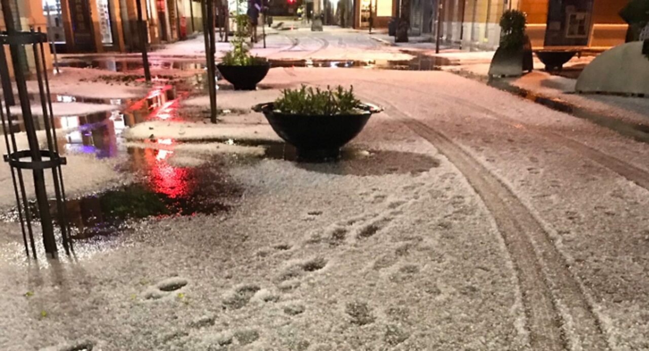 Cae sobre Málaga una tremenda granizada