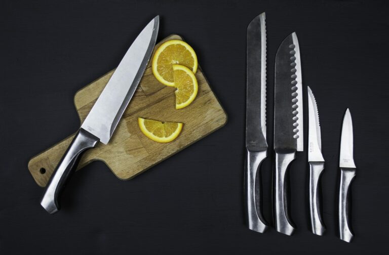 ¿Qué tipos de cuchillos no pueden faltar en la cocina?
