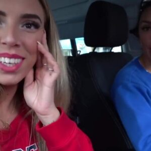 Dos 'influencers' van a barrios "pobres" de Valencia a tirar comida desde el coche a las personas sin techo