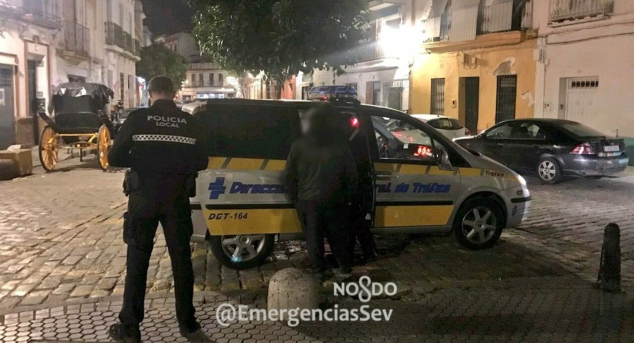 Un conductor ebrio abandona su coche de caballos en una plaza de Sevilla