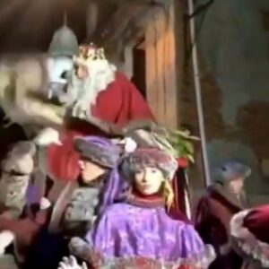El rey Melchor se vuelve loco y arroja caramelos con ira contra parte del público en Tarrasa
