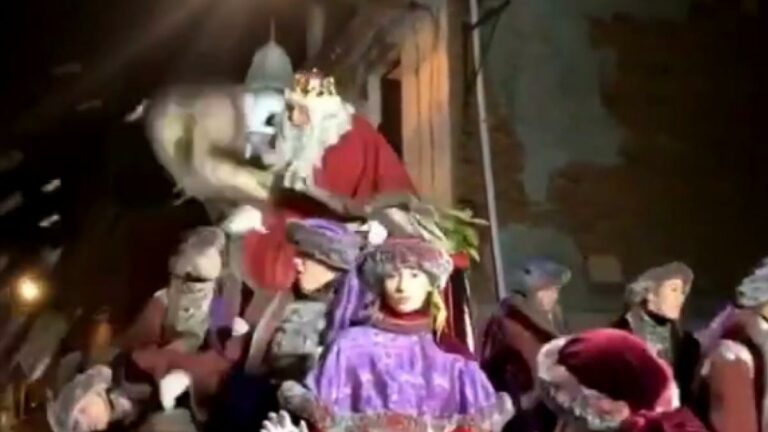 El rey Melchor se vuelve loco y arroja caramelos con ira contra parte del público en Tarrasa