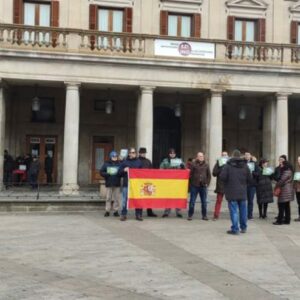 VOX convoca a doce simpatizantes, doce, en Vitoria, para protestar contra el Gobierno de Pedro Sánchez