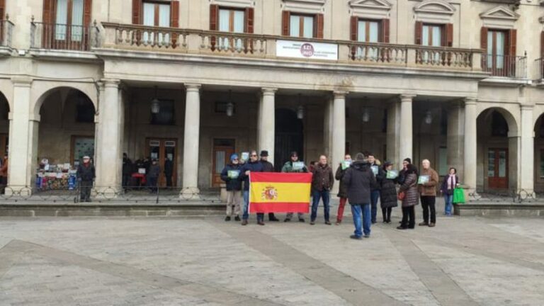 VOX convoca a doce simpatizantes, doce, en Vitoria, para protestar contra el Gobierno de Pedro Sánchez