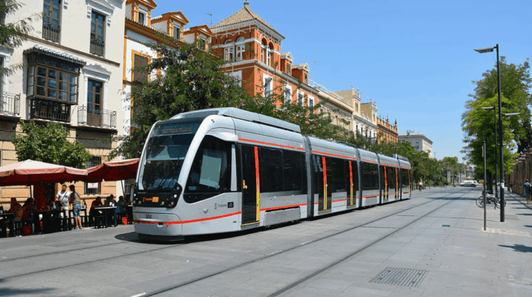 Sevilla limitará los accesos de vehículos privados al centro de la ciudad