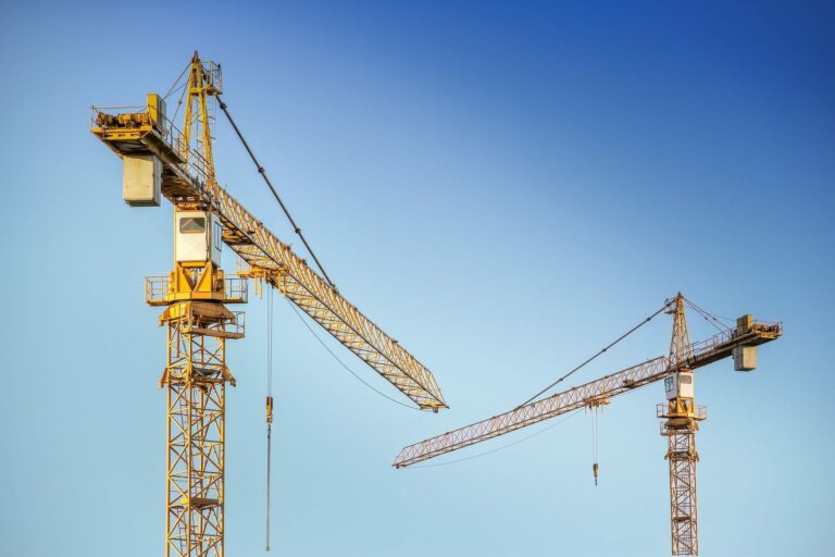 Pujantes empresas inmobiliarias de Andalucía, como Edifinsa e Inmocaral, desaparecen con la crisis, mientras otras resurgen para dar respuesta a la actual demanda del mercado